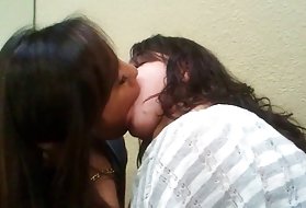 Najbolje porno, skrivena lesbian kiss - 2 porno s normalnim sisama