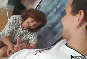 On je star, jer s dječacima porno cijevi