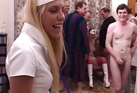 Porno grupa djedovi jeben mladih plavuša orgazam djevojke video