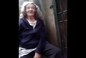 Pod suknju porno video gledati baka voli mladi kurac baka