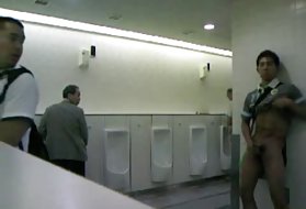 Životinja porno mlade djevojke dečko masturbira u javnim wc !