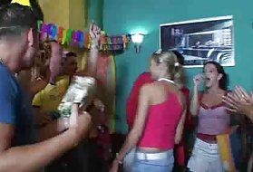 Teen teen dobiva veliko iznenađenje za rođendan u bar, velike i svijetle